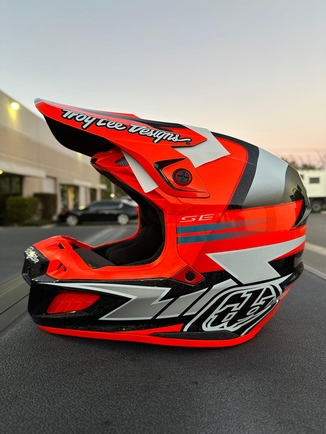 Troy Lee Designs SE5 Composite Helmet W/MIPS Saber Neo Orange