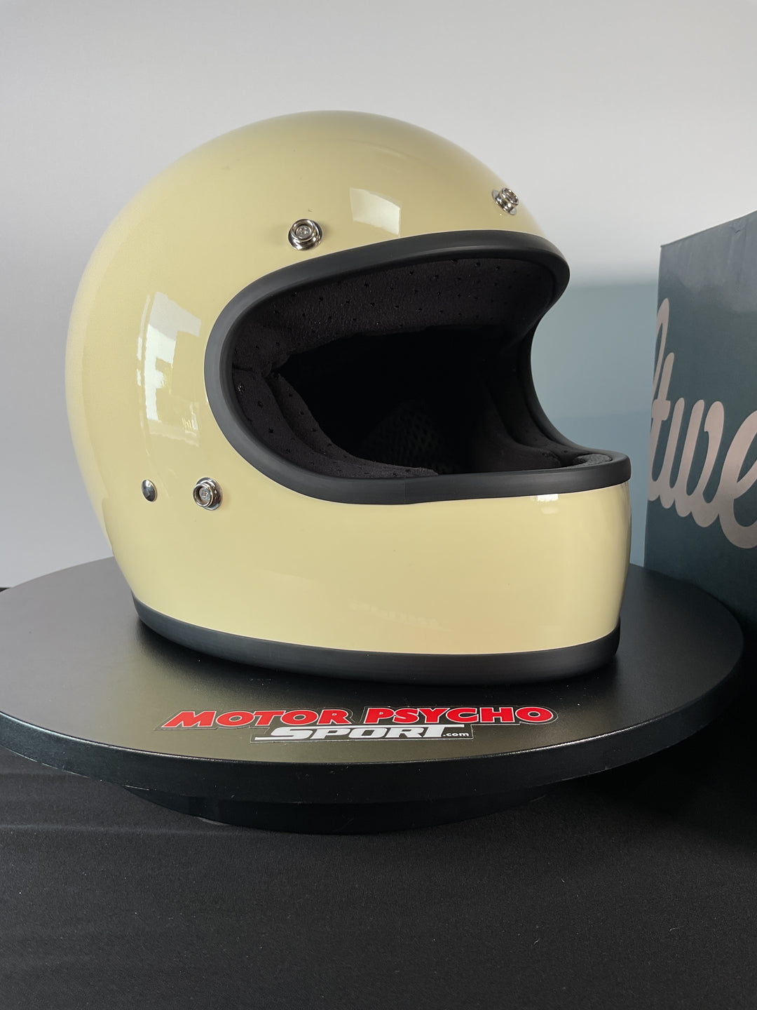 Biltwell Gringo Classic-Full Face Motorcycle Helmet - Size M - Used Like New