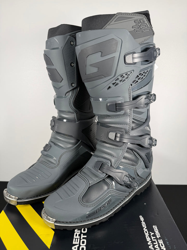 Gaerne SG-22 Gore-Tex Enduro Boots - Battleship - Size Euro 44 / US 9.5 - OPEN BOX