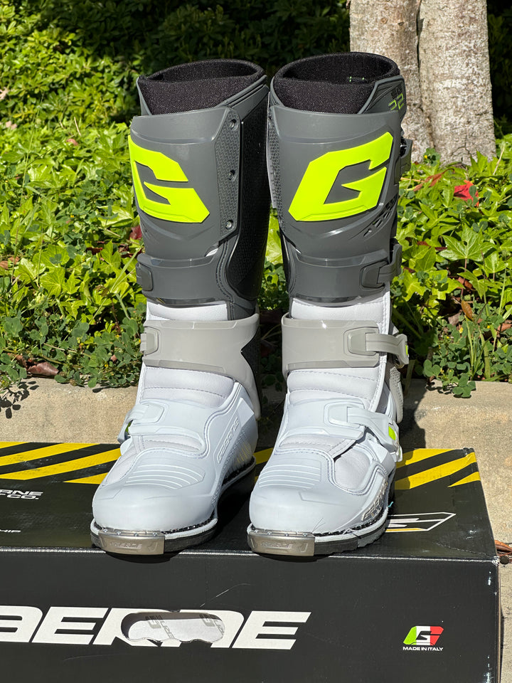 Gaerne SG-22 Boots - Anthracite/White/Grey - Motor Psycho Sport